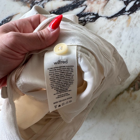 Aritzia Effortless Shorts Mid Thigh Length - Picture 8 of 8